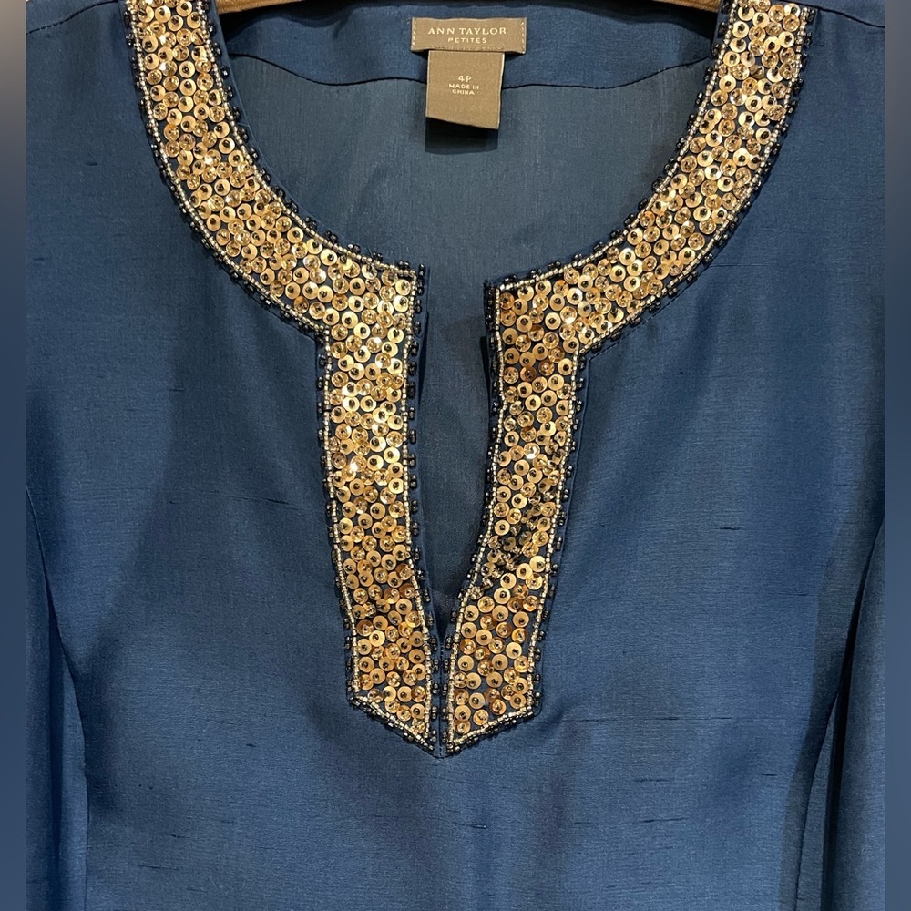 🔥💙Ann Taylor 100% silk sleeveless blouse size 4P. Like new condition,beautiful
